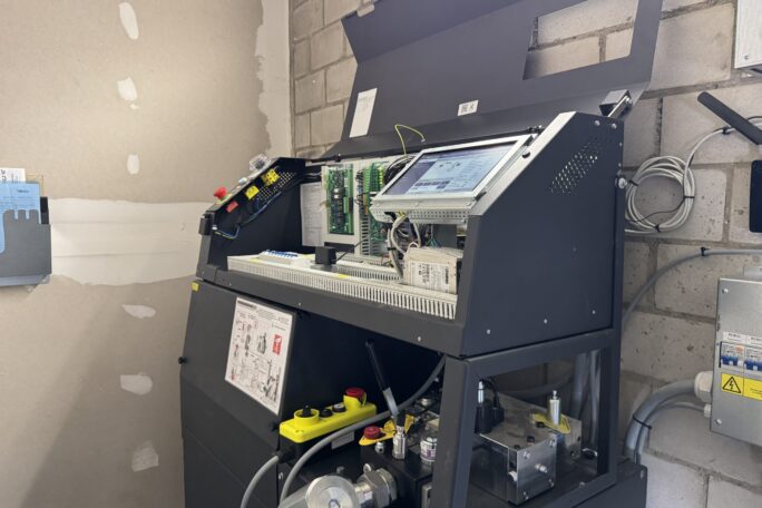 Liftplus - Ersatz der Steuerung, Elektroinstallation, Sicherheitslichtvorhang, Tableaus, Hydraulikaggregat Ersatz der Steuerung, Elektroinstallation, Tableaus, Hydraulikaggregat